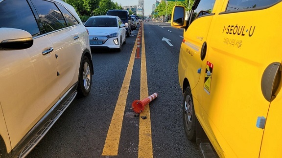 .  A picture of a broken median barrier found by Cho and her de ella 2-year-old female poodle named Oh-gu on May 5. (Courtesy of Cho)