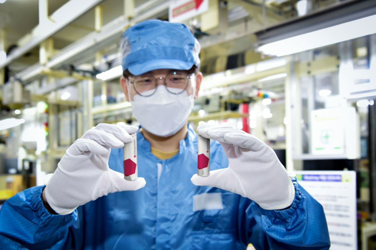 An engineer at LG Energy Solution shows batteries at the company‘s plant in Ochang, North Gyeongsang Province, in this file photo. (LG Energy Solution)