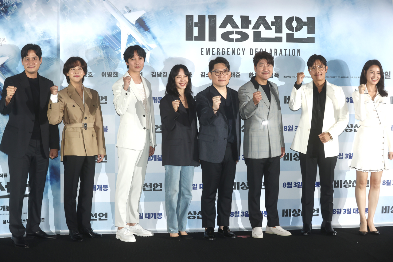 From left, actors Park Hae-joon, Yim Si-wan, Kim Nam-gil, Jeon Do-yeon, director Han Jae-rim, actors Song Kang-ho, Lee Byung-hun and Kim So-jin pose during a press conference for “Emergency Declaration” at Megabox Coex on Monday. (Yonhap)