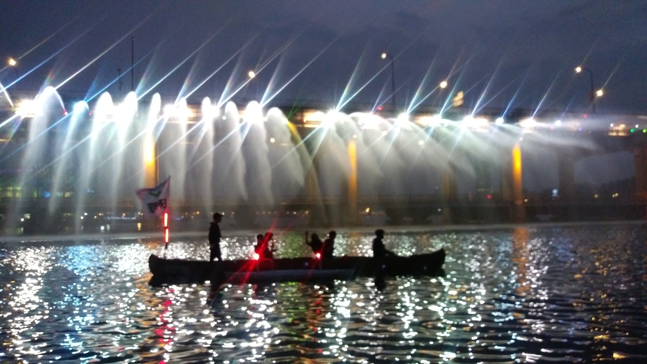 A canoe passes by the Moonlight Rainbow Fountain at Banpo Bridge. (Seoul Metropolitan Government)