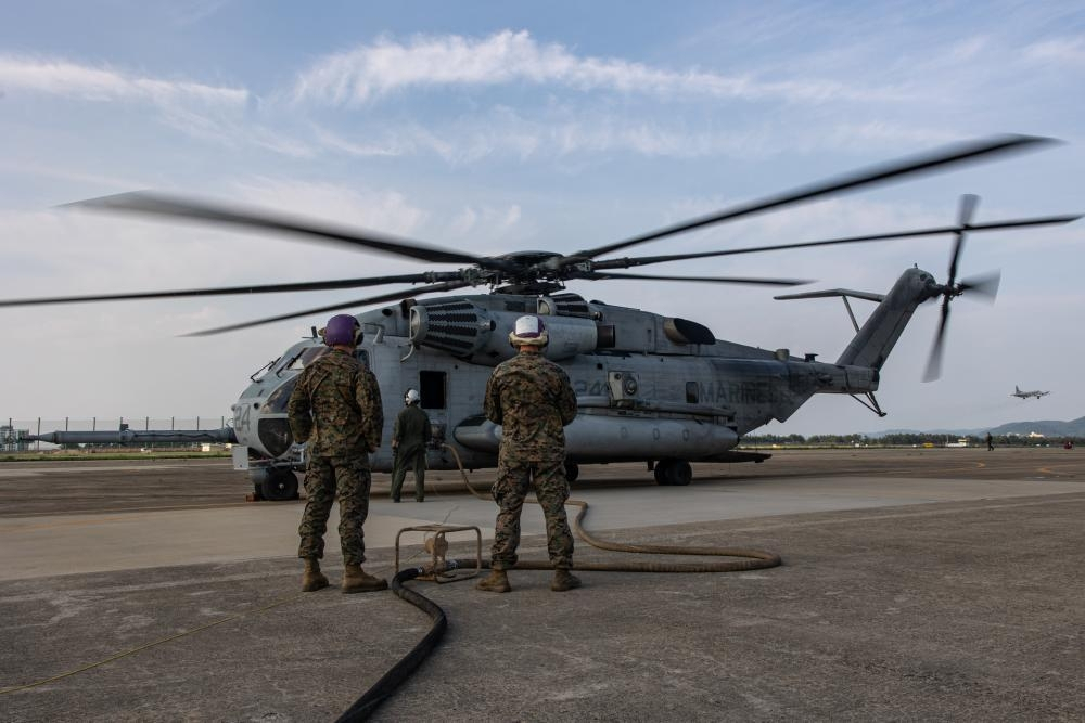 US Marine troops refuel a CH-53E Super Stallion helicopter during the Korea Marine Exercise Program in Pohang, 374 kilometers south of Seoul, last Wednesday, in this file photo released by the US 1st Marine Aircraft Wing. (Yonhap)