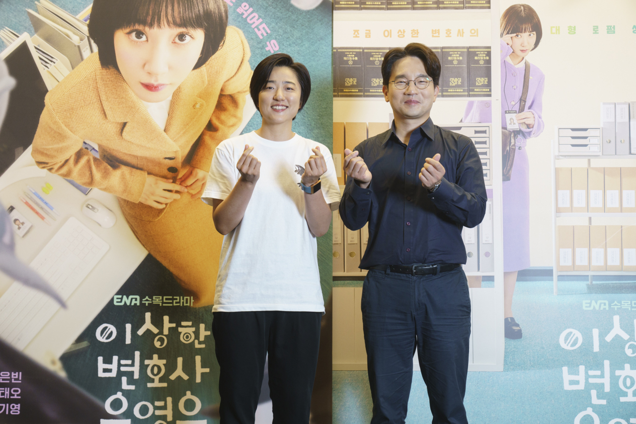 Screenwriter Moon Ji-won (left) and director Yoo In-sik pose for photos before a press conference at Stanford Hotel Seoul in Mapo-gu, Seoul on Tuesday. (ENA)