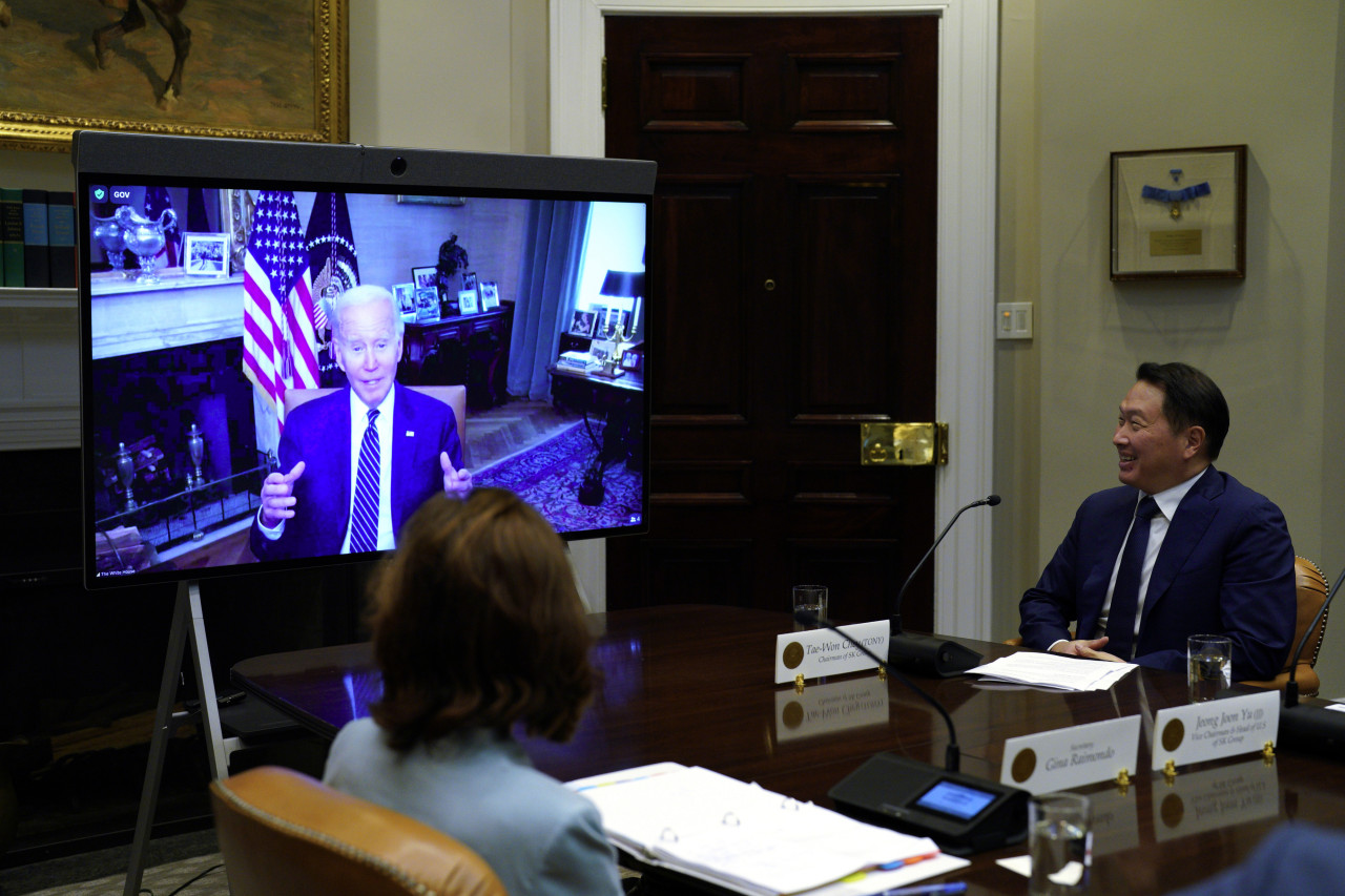 President Joe Biden appears on screen as he meets virtually with SK Group Chairman Chey Tae-won in the Roosevelt Room of the White House in Washington, D.C., on Tuesday. (AP-Yonhap)