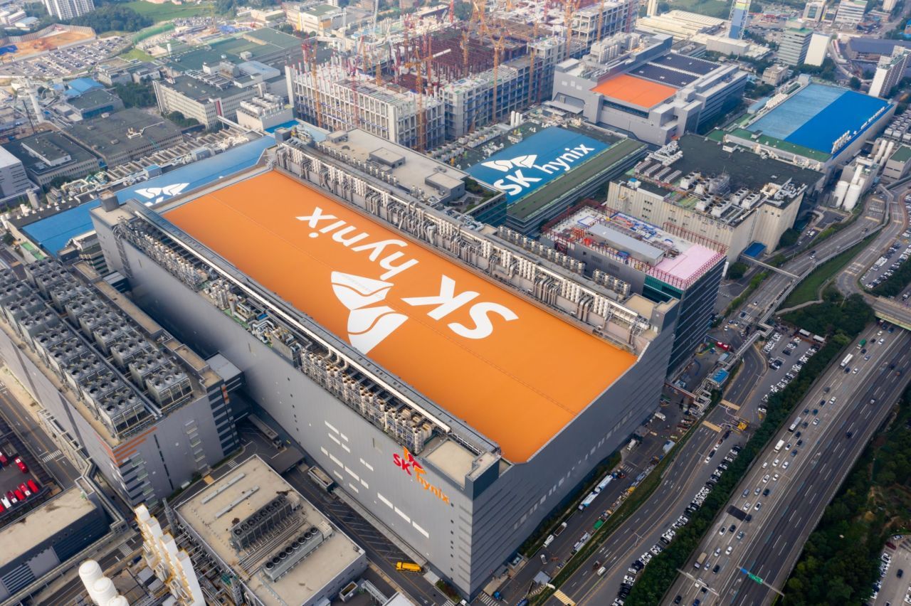 The logo of SK hynix is seen atop the company’s semiconductor plant in this aerial photograph taken above Icheon, Gyeonggi Province, on July 22, 2019. (Bloomberg-Yonhap)