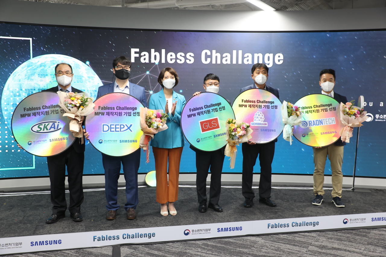 Minister of SMEs and Startups Lee Young (third from left) pose for a photo with representatives of five fabless companies that will be offered multi-project-wafer services by Samsung Electronics foundry business at a ceremony held in Seoul Wednesday. (Ministry of SMEs and Startups)