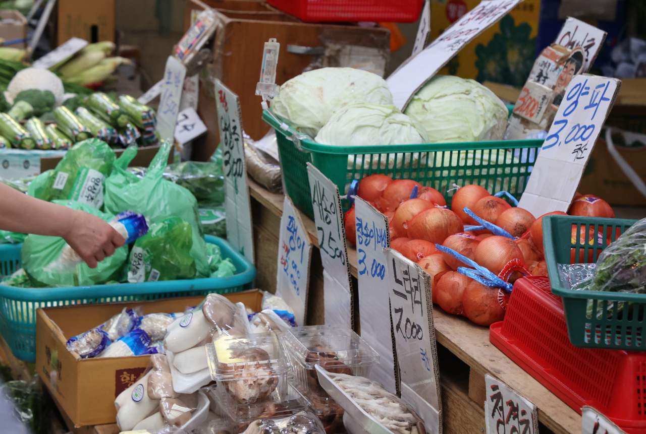Vegetables are on sale at a traditional market in Seoul on Sunday. (Yonhap)
