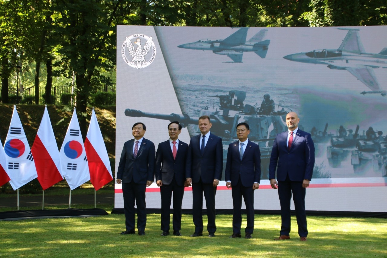 Polish Deputy Prime Minister and Defense Minister Mariusz Błaszczak (center) and CEOs from South Korean defense contractors pose for a photo following a signing ceremony held on Wednesday in the city of Warsaw in Poland. (Joint press corp. of the Defense Ministry)