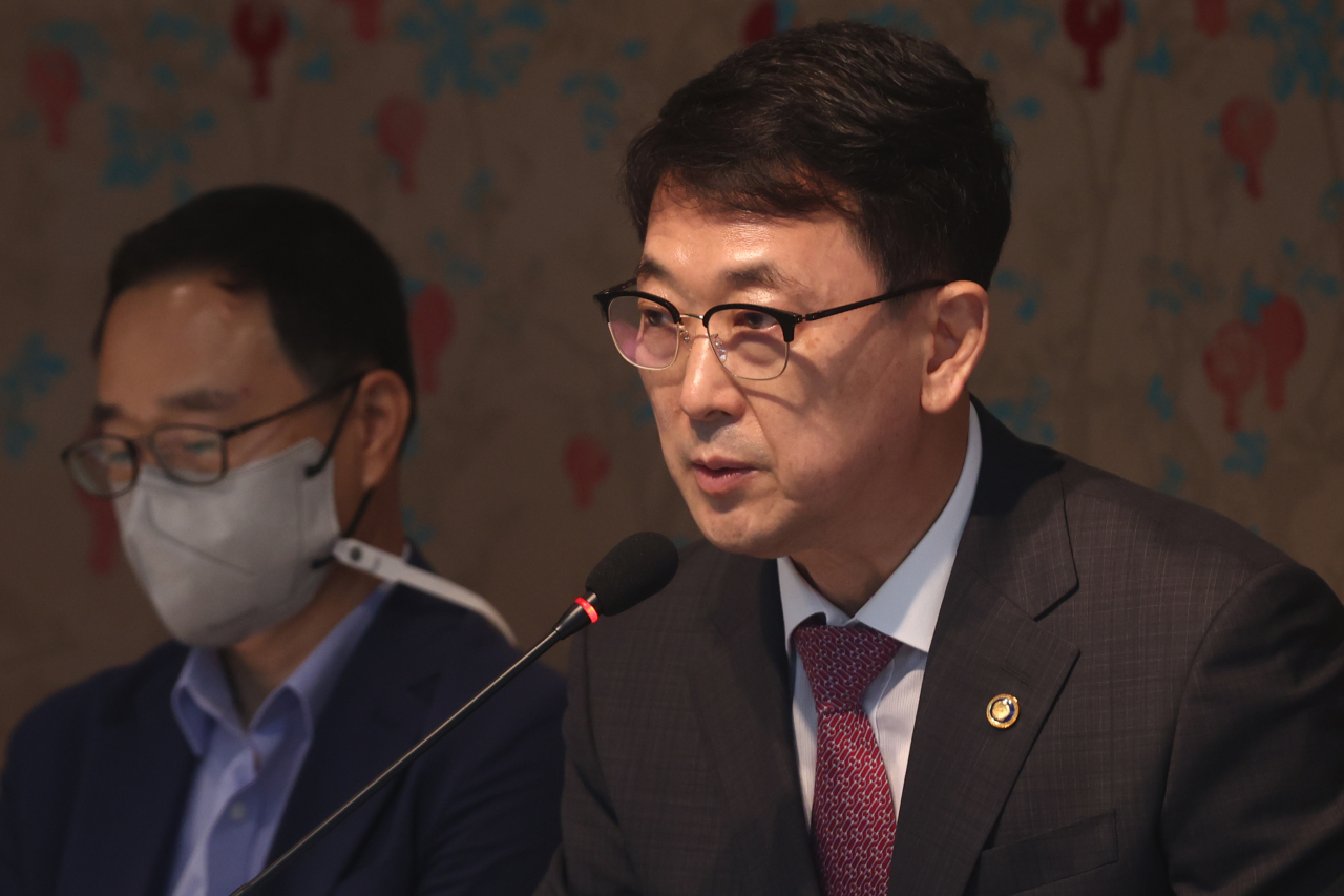 Choi Eung-chon, the CHA head, speaks to a group of reporters during a press conference held on Wednesday, at the Korea House, in central Seoul. (Yonhap)