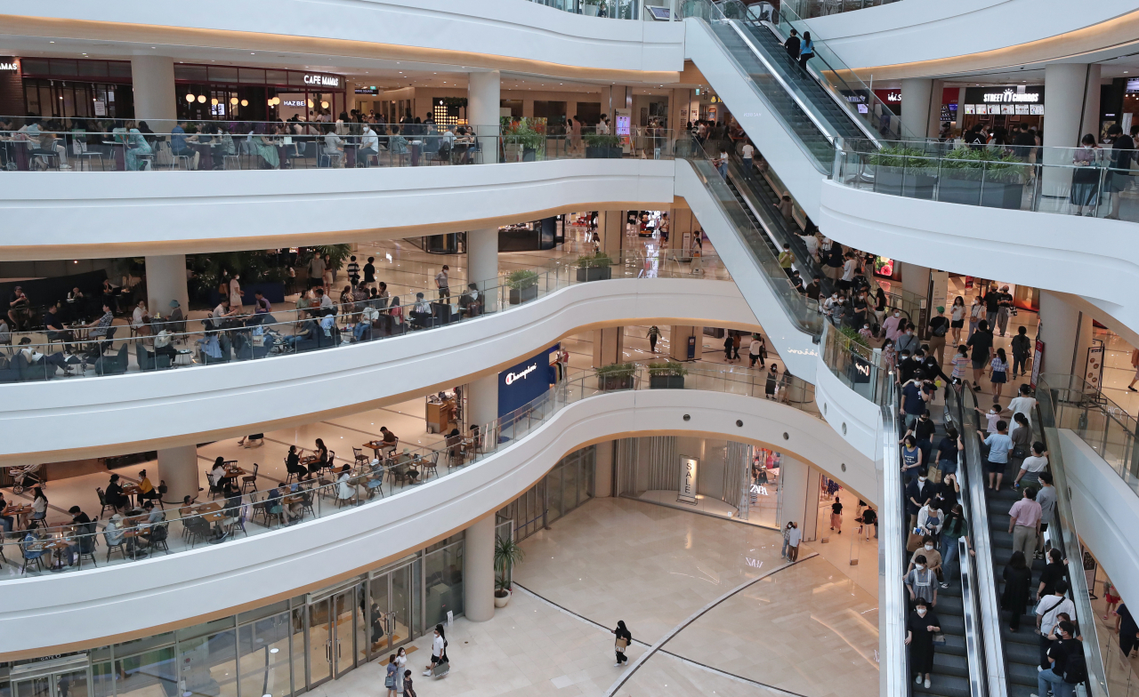 This file photo, taken on July 10, shows a shopping mall in Seoul crowded with visitors. (Yonhap)