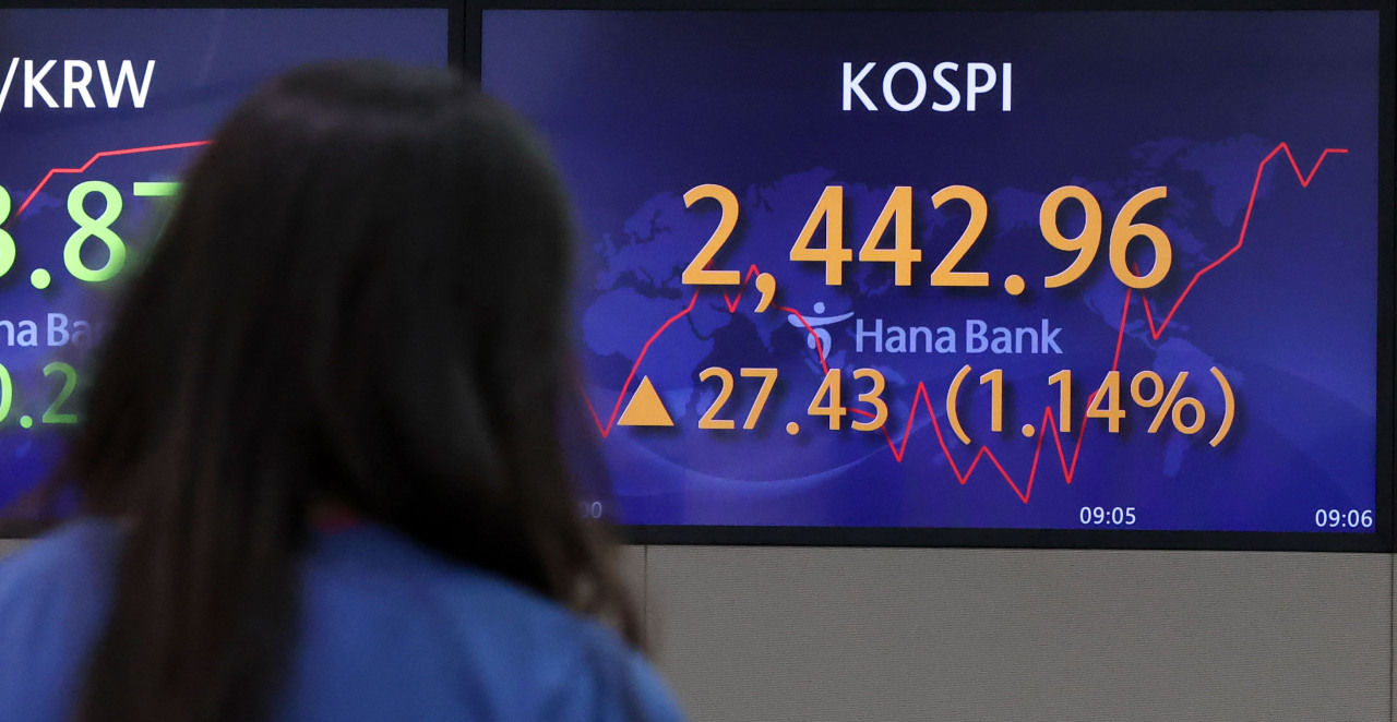An electronic board at the dealing room of Hana Bank headquarters shows a gain of the Kospi on Thursday. (Yonhap)