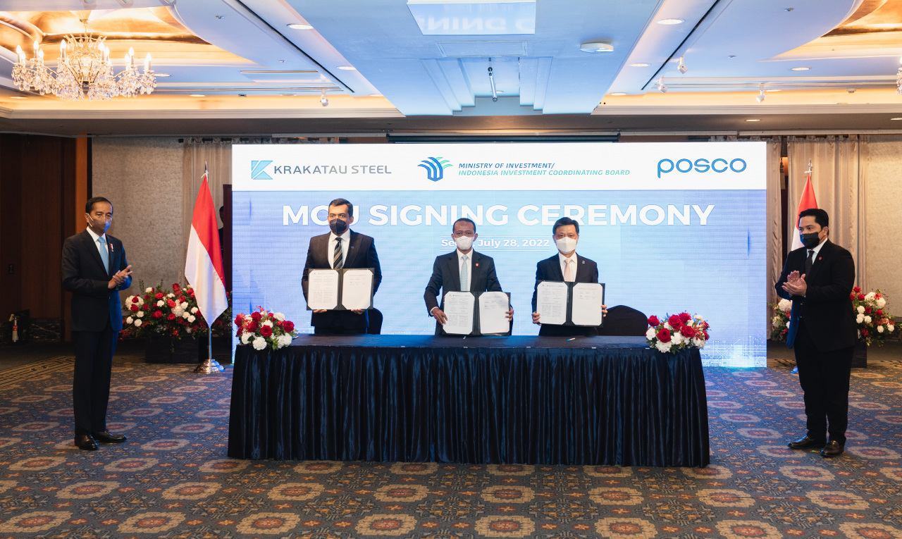 From left: Indonesian President Joko Widodo, Krakatau Steel President Silmy Karim, Minister of Investment of Indonesia Bahlil Lahadalia, Posco Vice Chairman Kim Hag-dong and Minister of State Owned Enterprises Erick Thohir pose for a photo after signing an agreement in Seoul on Thursday. (Posco)