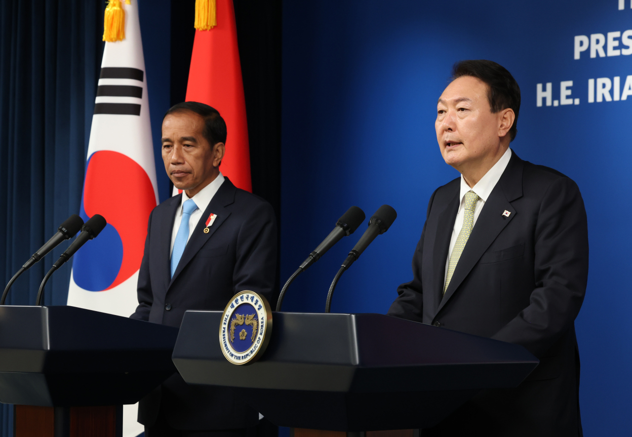 President Yoon Suk-yeol and Indonesian President Joko Widodo make a joint press announcement after the Korea-Indonesia summit at the presidential office building in Yongsan, Seoul, on Thursday. (Yonhap)