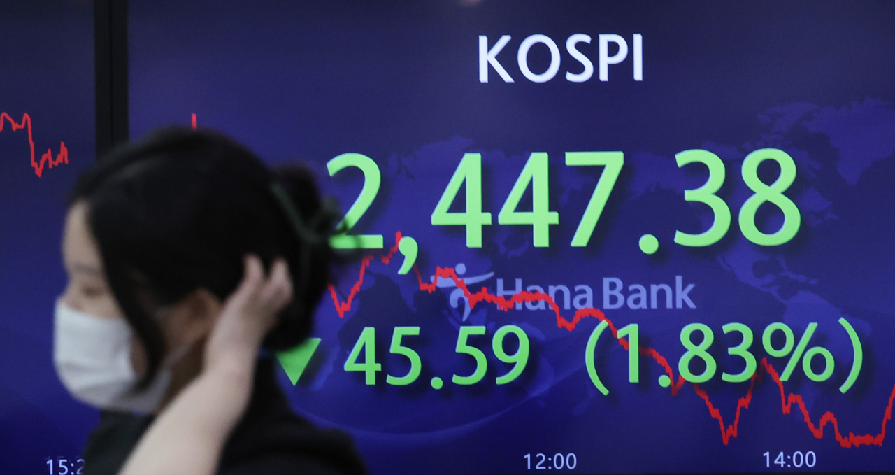 An electronic board showing the Korea Composite Stock Price Index (Kospi) at a dealing room of the Hana Bank headquarters in Seoul on Friday. (Yonhap)