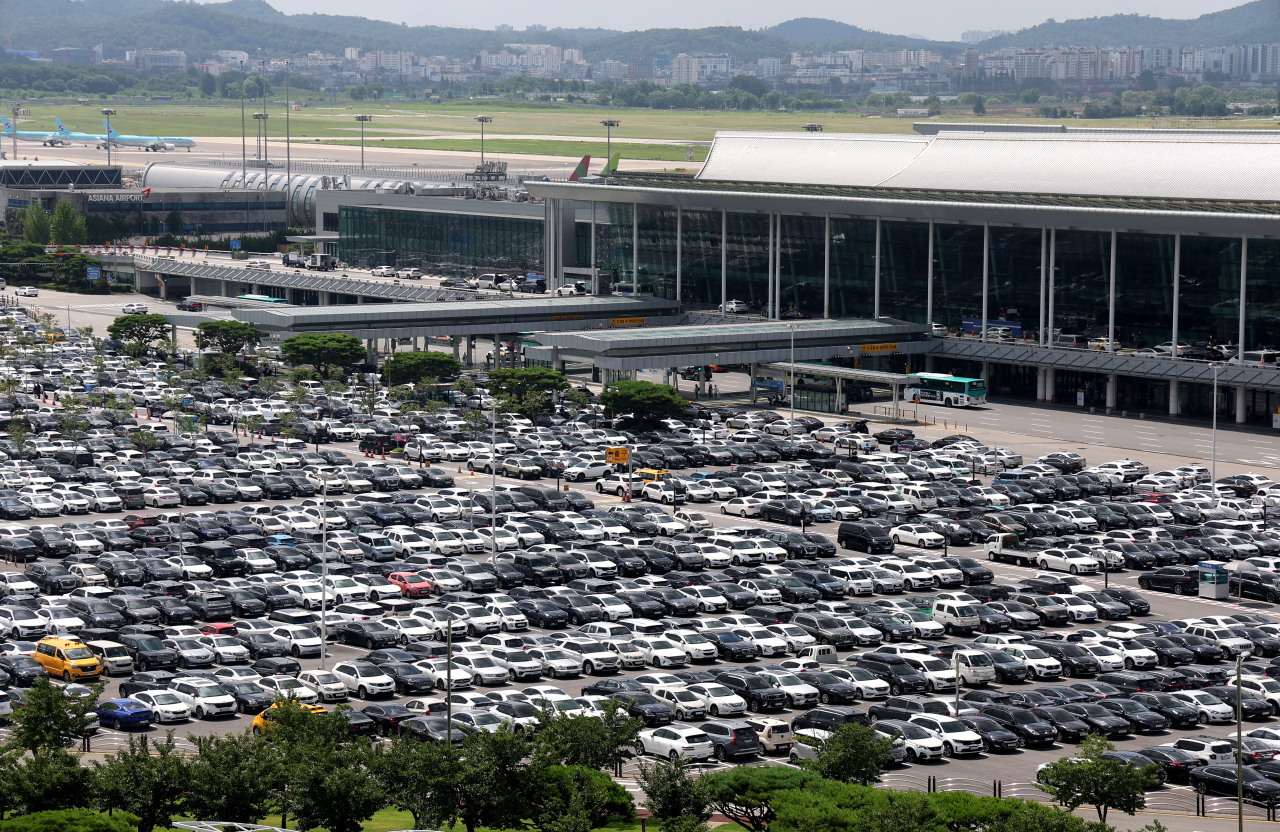 A parking lot packed with cars at the domestic terminal of Gimpo International Airport, in Gangseo-gu, Seoul, Friday. (Yonhap)
