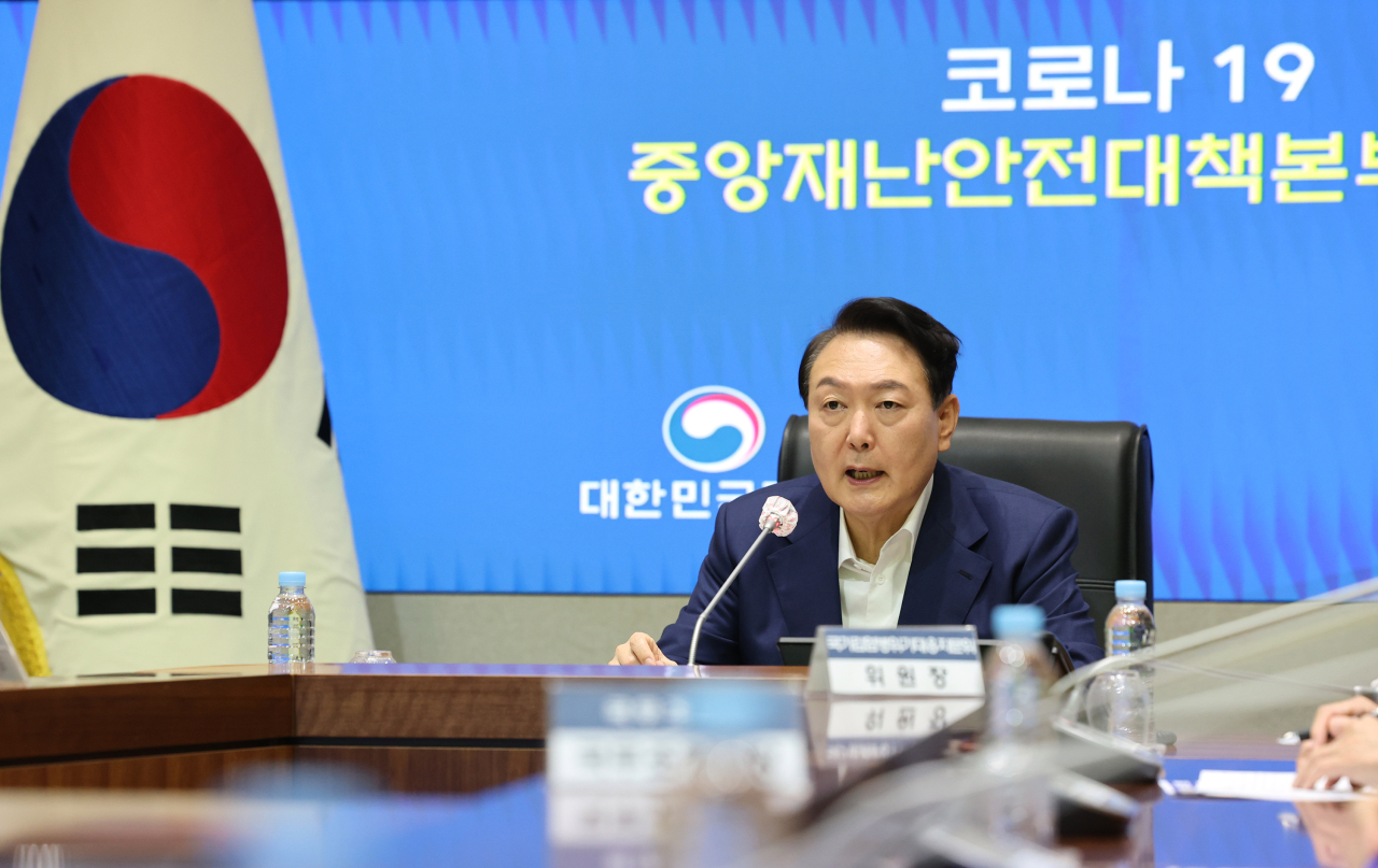President Yoon Suk-yeol speaks at a government COVID-19 response meeting on Friday. (Yonhap)