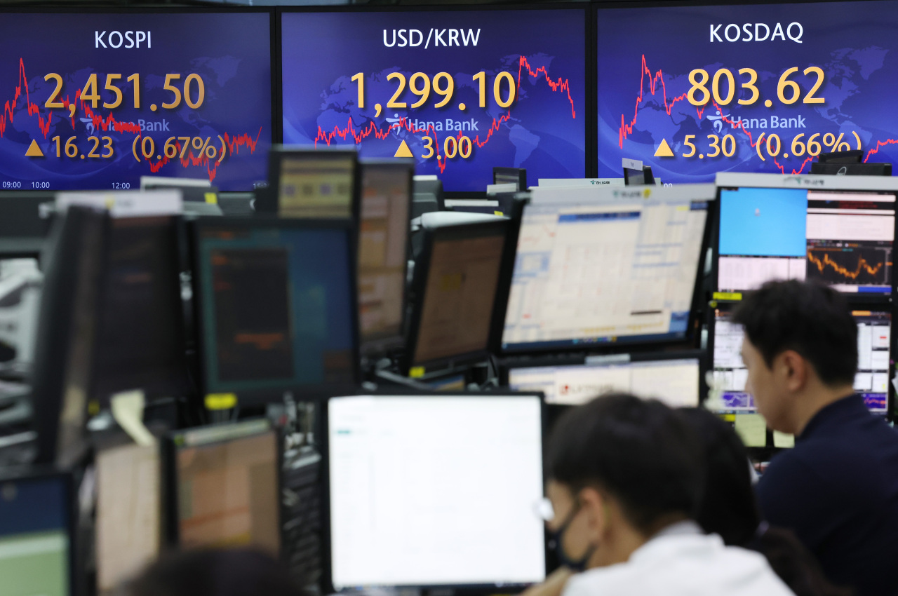 Electronic boards at Hana Bank dealing room in central Seoul show Kospi and Kosdaq prices on Friday. (Yonhap)