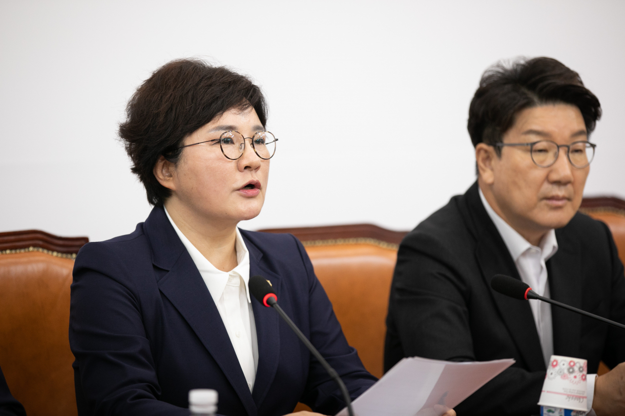 Rep. Cho Su-jin (L) of the People Power Party speaks at a Supreme Council meeting last Monday. (Yonhap)