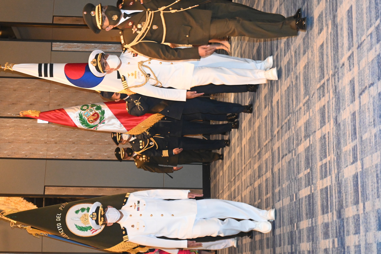Military personnels at the Embassy of Peru in Seoul conducts a parade in honor of Peru and Korea held as part of Peru’s 201st Independence Day celebrations at the Four Seasons Hotel in Seoul on July 28. (Sanjay Kumar/The Korea Herald)