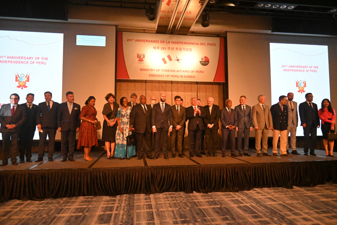 Ambassadors and Embassy representatives pose for a group picture on Peru’s 201st Independence Day in Korea celebrations at the Four Seasons Hotel in Seoul on July 28. (Sanjay Kumar/The Korea Herald)