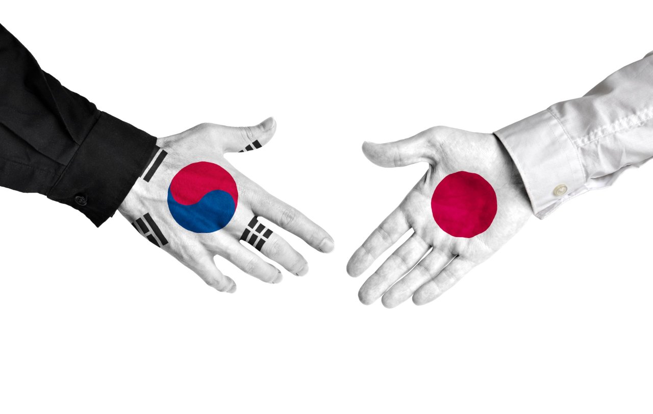 South Korean flag (left) and Japanese flag (123rf)
