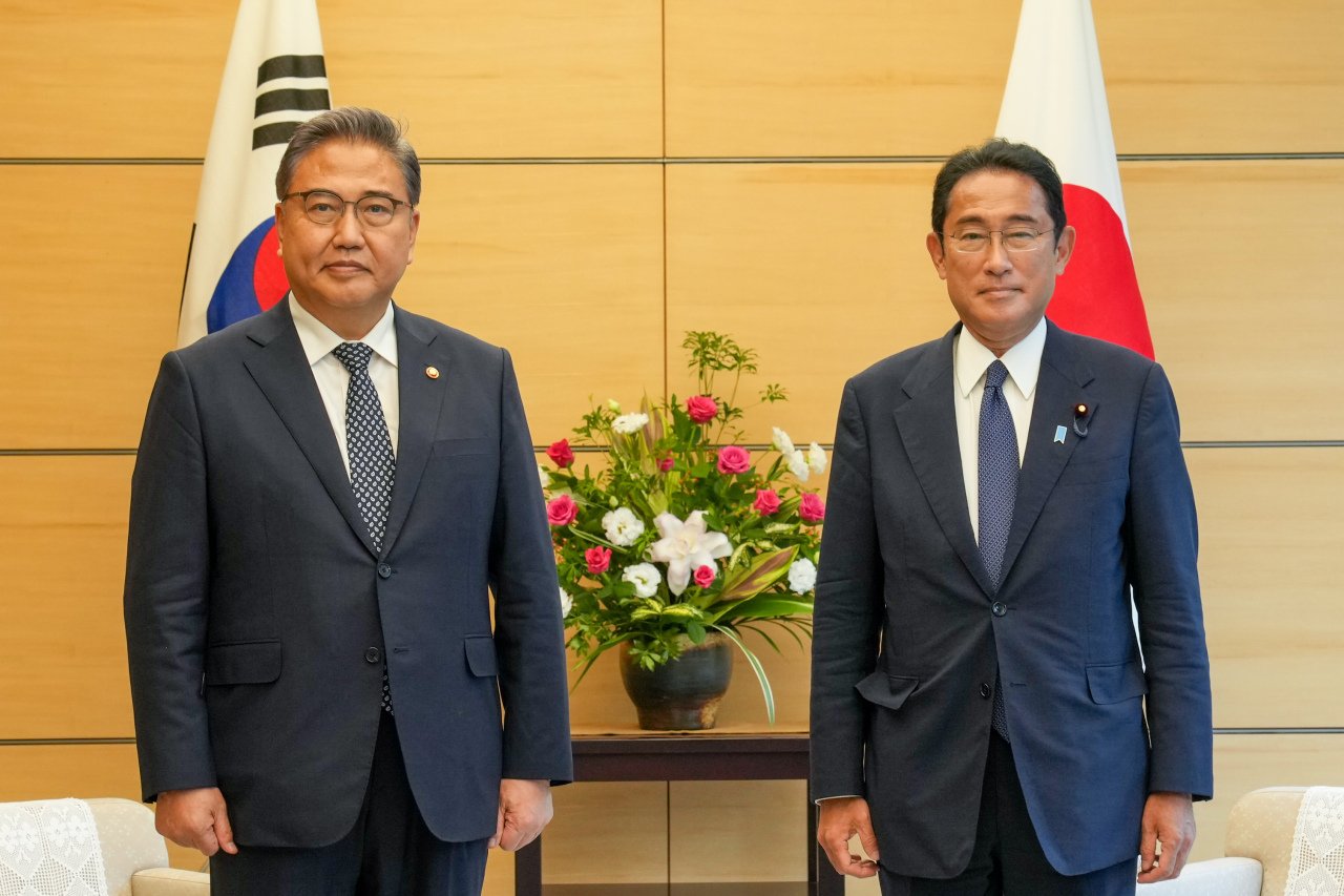 South Korean Foreign Minister Park Jin (left) pose with Japanese Prime Minister Fumio Kishida at the prime minister’s residence in Tokyo on Tuesday. (Yonhap)