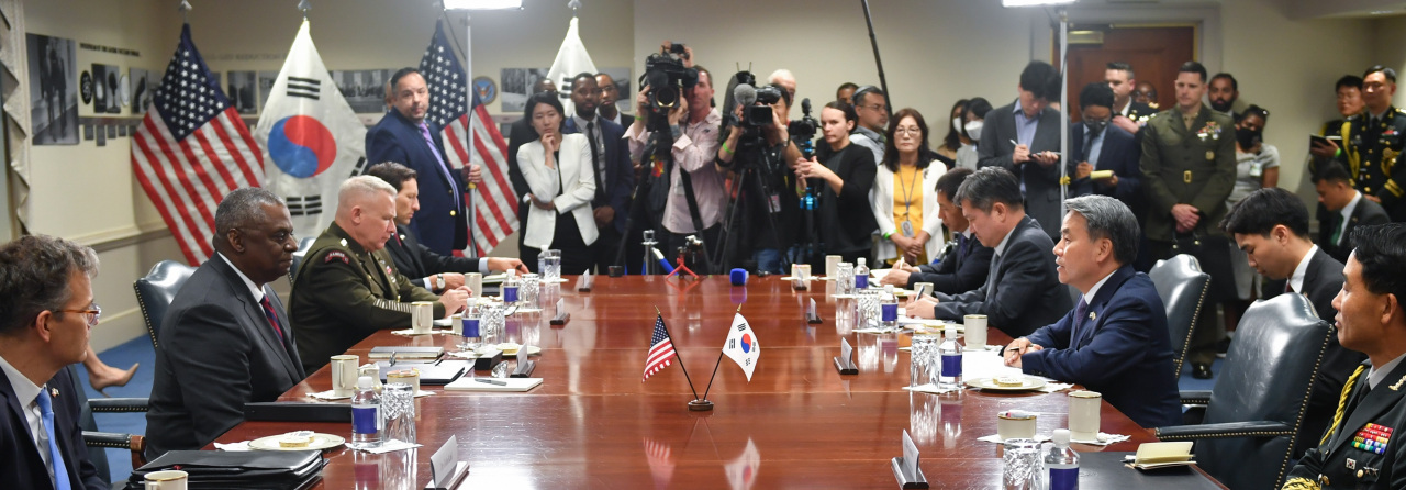 이종섭 한국 국방부 장관(왼쪽에서 두 번째)과 로이드 오스틴 미국 국방장관(오른쪽에서 두 번째)이 2022년 7월 29일 워싱턴 미국 국방부에서 양자회담을 하고 있다. (국방부)