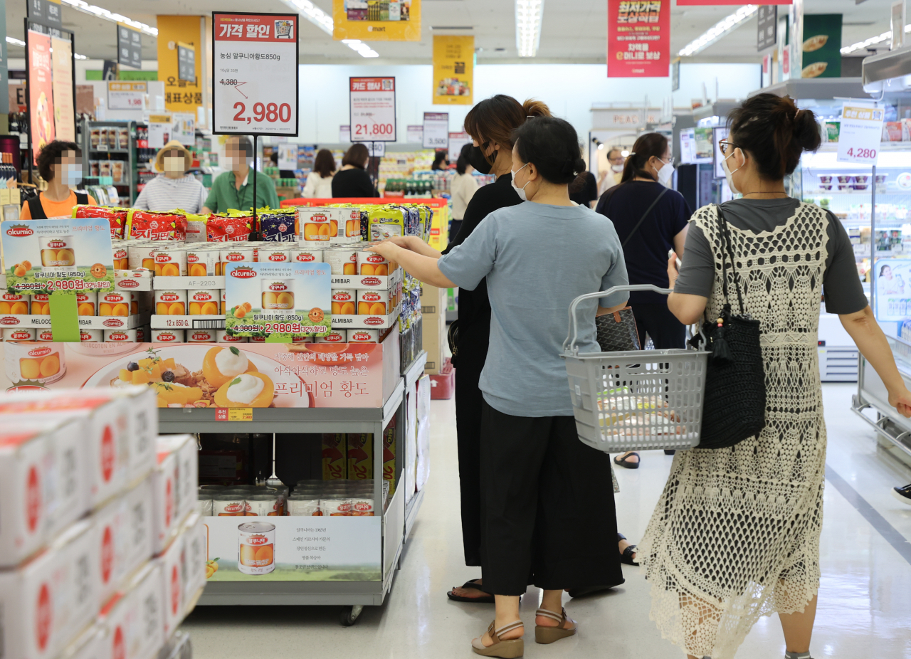In this file photo, customers shop at a retail outlet in Seoul on July 20. The country's consumer prices rose 6 percent on-year in June, the highest in nearly 24 years, due mainly to soaring energy costs. (Yonhap)