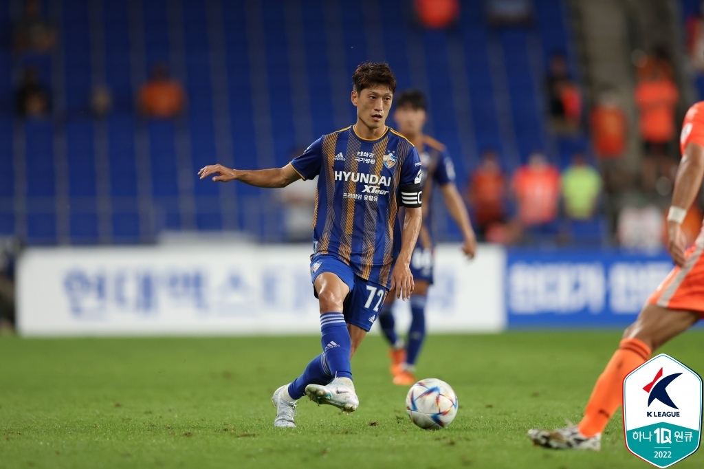 Lee Chung-yong of Ulsan Hyundai FC dribbles the ball against Gangwon FC during the clubs' K League 1 match at Munsu Football Stadium in Ulsan, 310 kilometers southeast of Seoul, on Saturday, in this photo provided by the Korea Professional Football League. (Korea Professional Football League)