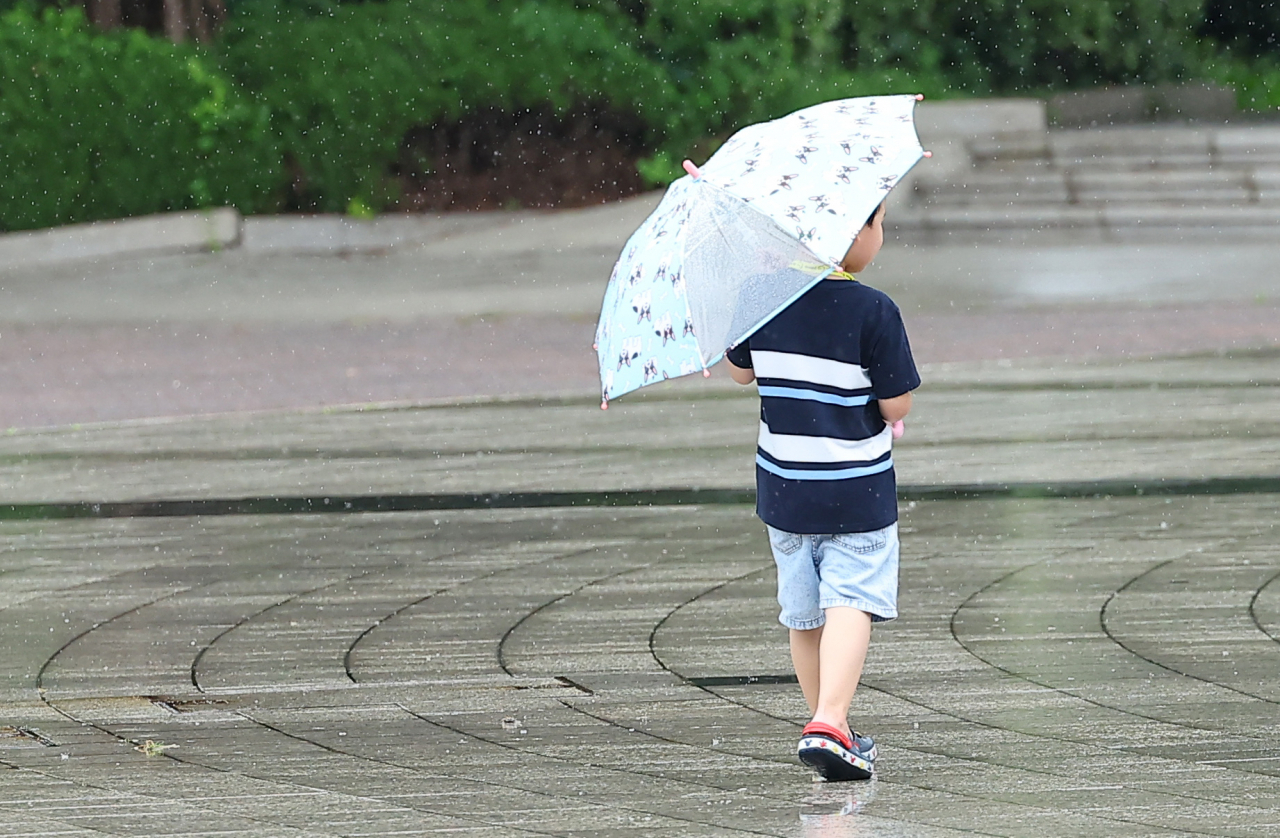 A child walks in the Children's Grand Park in Seoul's Gwangjin district on Sunday. (Yonhap)