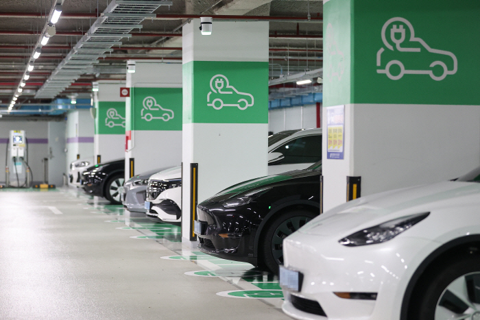 An electric vehicle charging zone inside a parking lot in Seoul. (Yonhap)