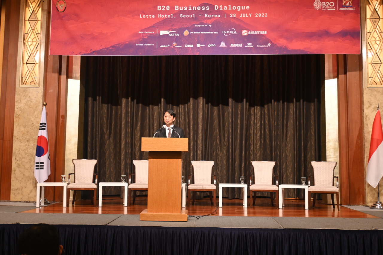 South Korean Trade Minister Ahn Duk-geun stresses the need to strengthen Indonesia-South Korea cooperation during his remarks at the B20 Business Dialogue held at Lotte Hotel, Seoul, Thursday. (Sanjay Kumar/The Korea Herald)
