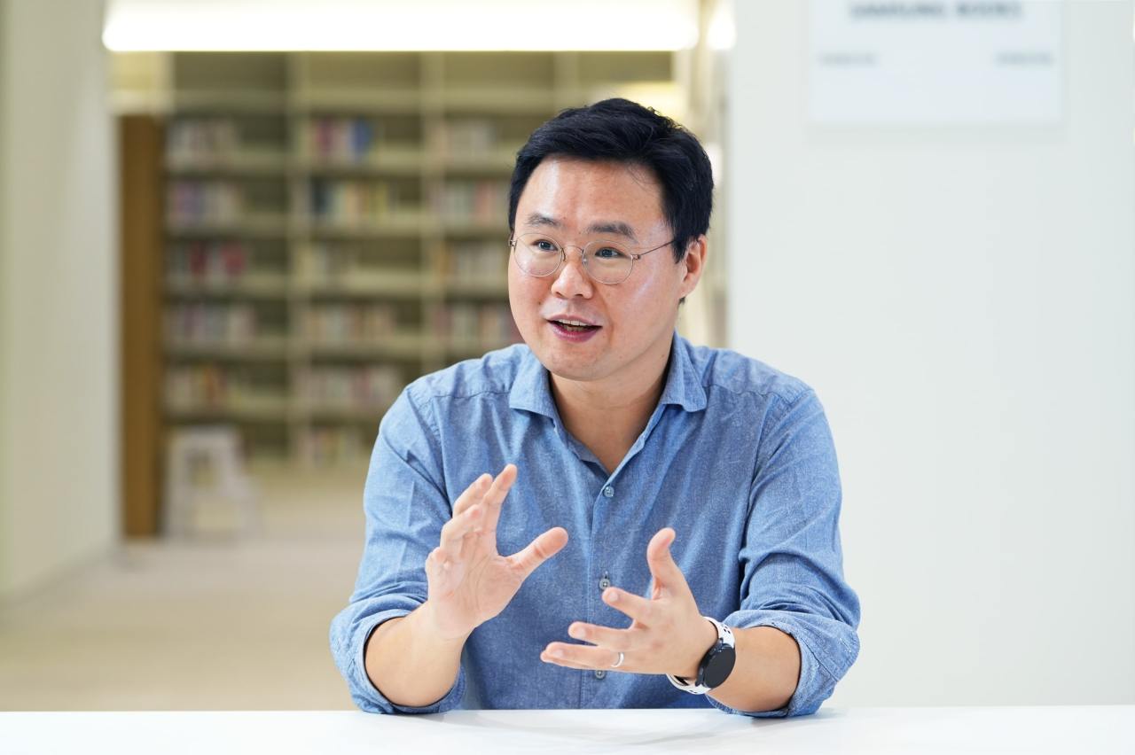 Shin Bong-su, a Samsung Electronic researcher, and the co-first author of the paper (Samsung Electronics)