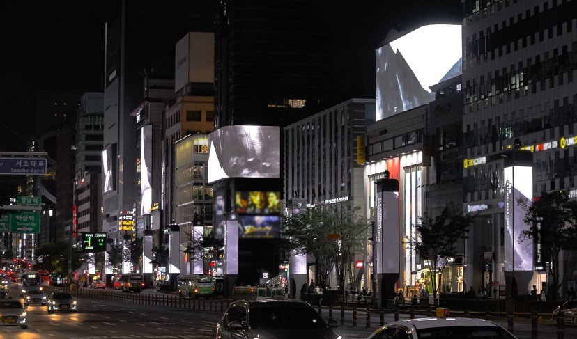 An installation view of “Public×Purume Hong” at Gangnamdaero between Gangnam Station and Sinnonhyeon Station in southern Seoul (MMCA)