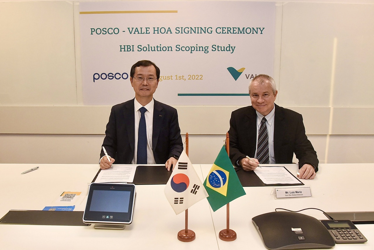 Posco’s Head of purchasing and investment division Lee Joo-tae (left), and Vale’s Head of global iron ore sales division, Luiz Meriz (right), pose for a photo after signing an agreement at Vale headquarters in Rio de Janeiro, Brazil, Monday. (Posco)
