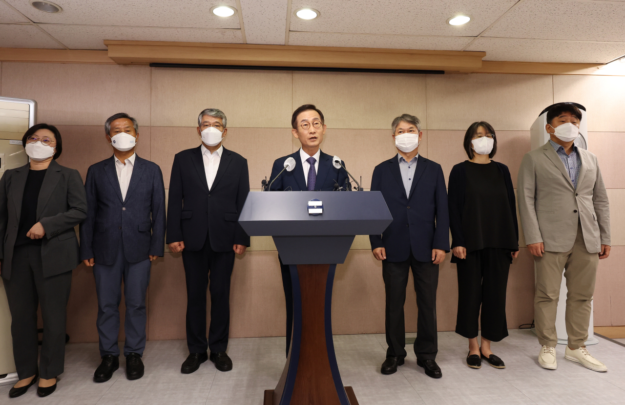 Members of the National Police Commission, including Chairman Kim Ho-chul (middle), hold a press conference on Tuesday at the National Police Agency in Seodaemun-gu, Seoul. (Yonhap)