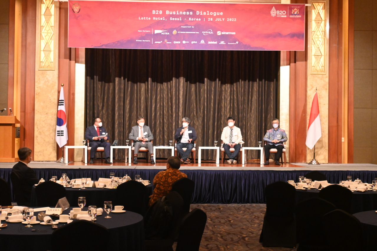 Panelists discuss supply chain issues and ways to bolster Indonesia-South Korea economic cooperation at the B20 Business Dialogue held at Lotte Hotel, Seoul, Thursday. (Sanjay Kumar/The Korea Herald)