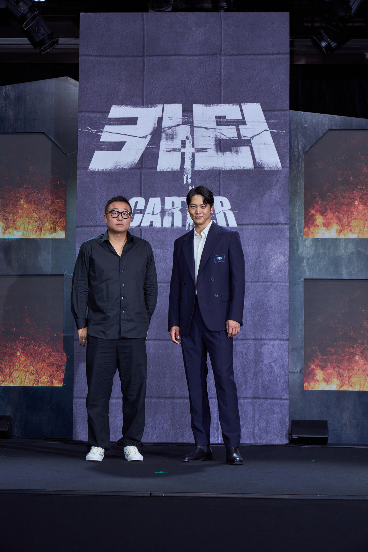 “Carter” director Jung Byung-gil (left) and actor Joo Won pose for photos before a press conference held at JW Marriott Dongdaemun Square Seoul on Tuesday. (Netflix)