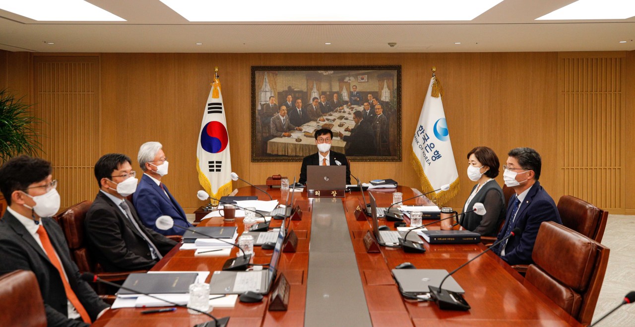 Bank of Korea Gov. Rhee Chang-yong (Center) presides over a Monetary Policy Committee meeting at the central bank in Seoul on July 13, 2022. (Yonhap)