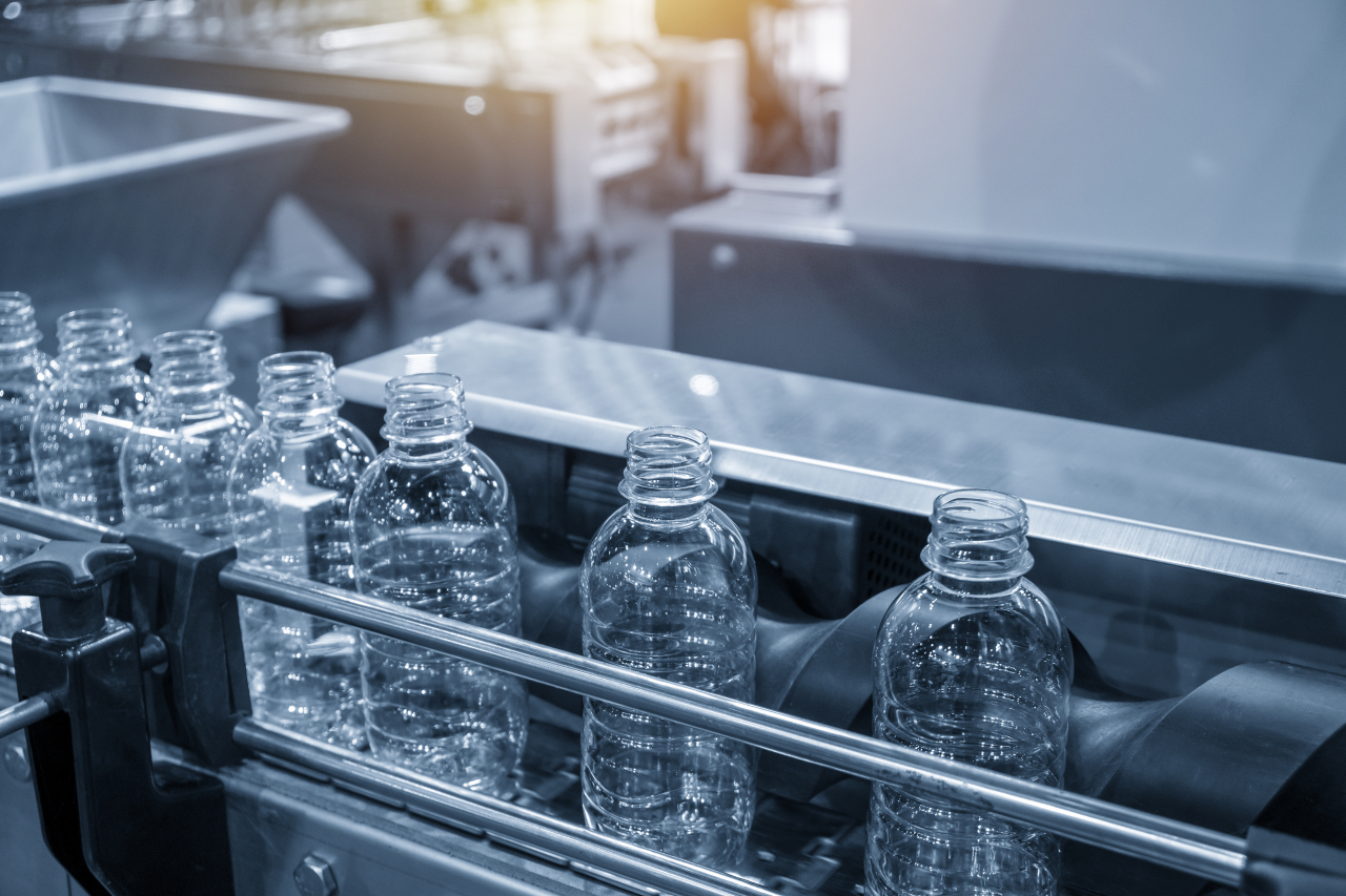 PET bottles on a conveyor belt for the filling process in a drinking water factory. (123rf)