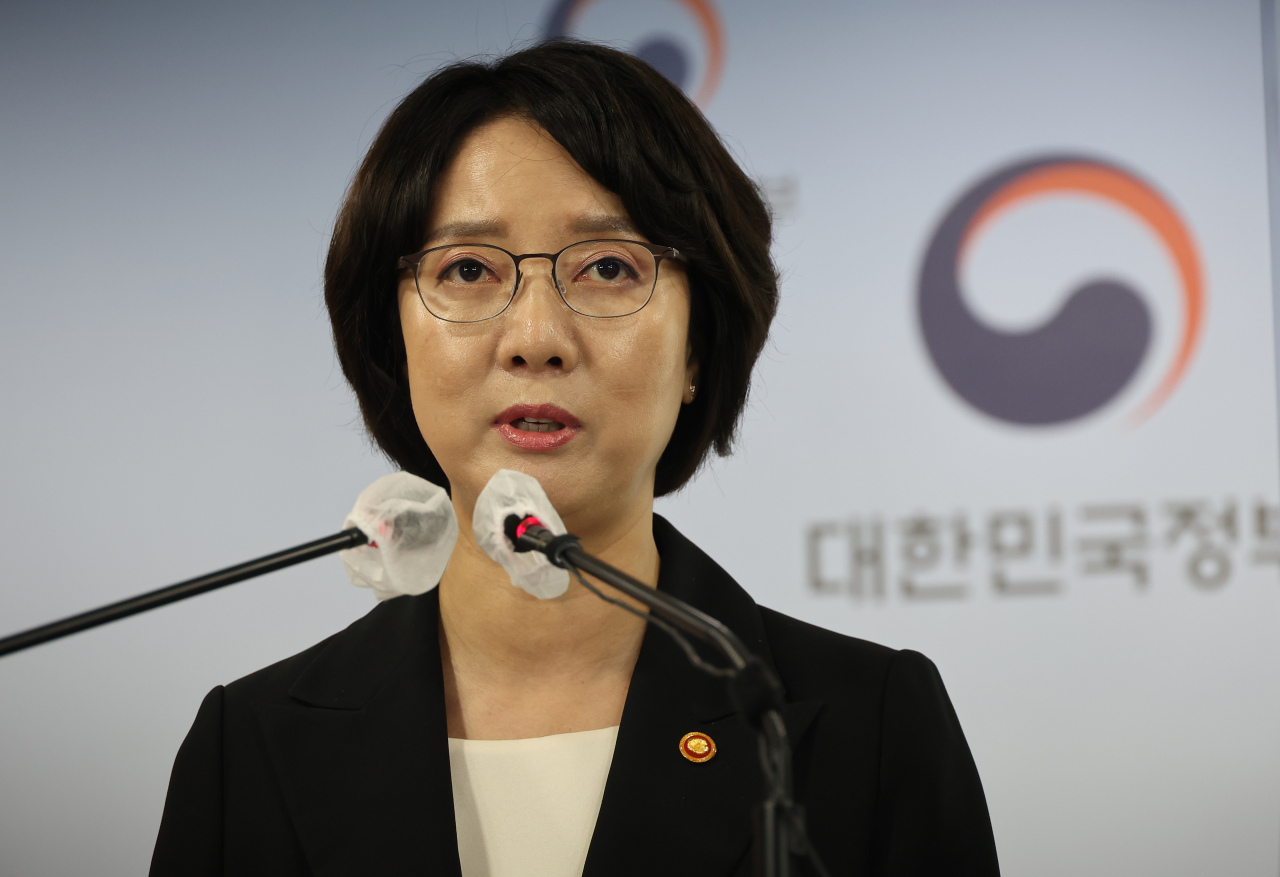 SMEs and Startups Minister Lee Young speaks during a press briefing at the Central Government Complex in Seoul on Thursday. (Yonhap)