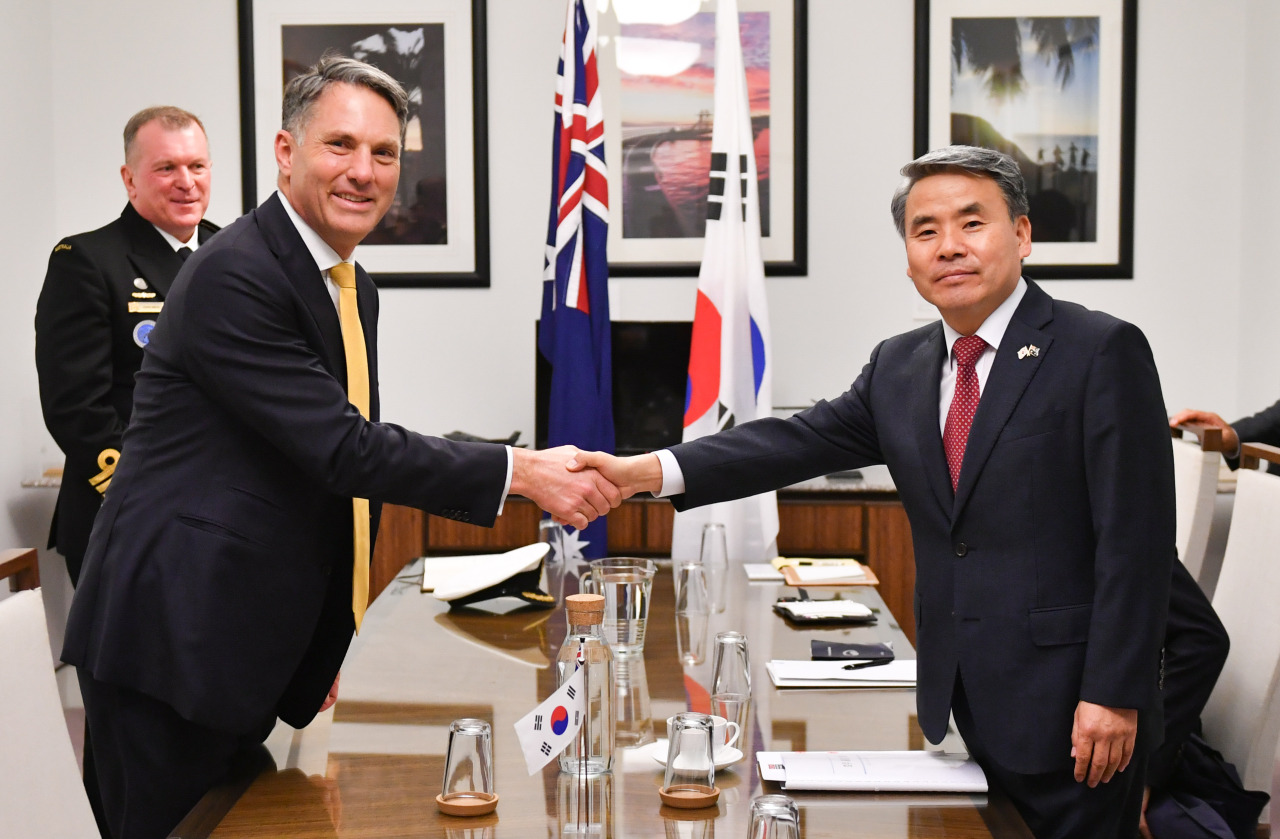 South Korean Defense Minister Lee Jong-sup (left) and Australian Deputy Prime Minister and Defense Minister Richard Marles pose for a photo during the bilateral talks on Thursday in Canberra, Australia. (Ministry of National Defense)