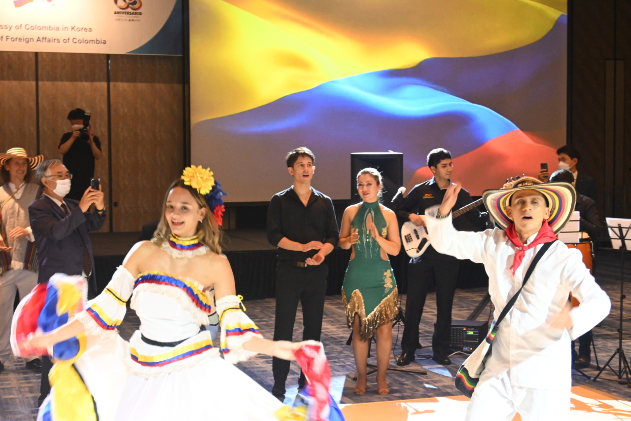 Artists perform a traditional Colombian dance during the reception of Colombia’s 212th Independence Day celebrations at the Four Seasons Hotel in Seoul on Aug. 1. (Sanjay Kumar/The Korea Herald)
