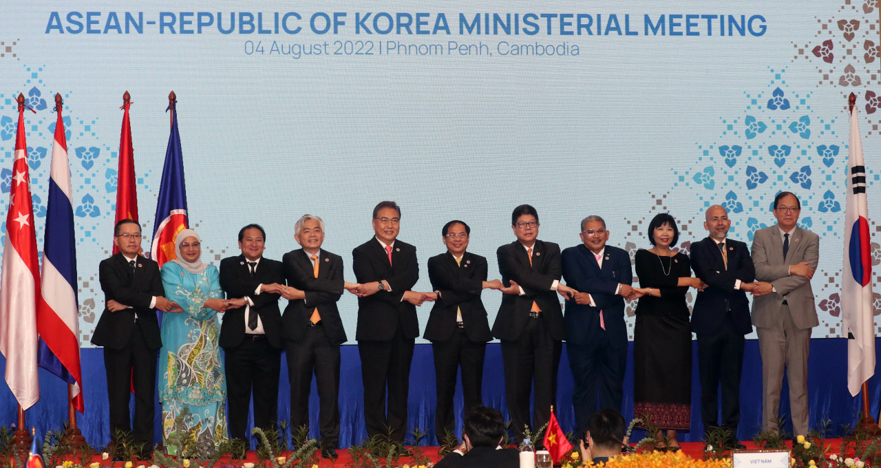 Foreign ministers of South Korea and the 10-member Association of Southeast Asian Nations pose for photos during their meeting in Phnom Penh, Cambodia, on Thursday. South Korean Foreign Minister Park Jin stands fifth from left. (Yonhap)