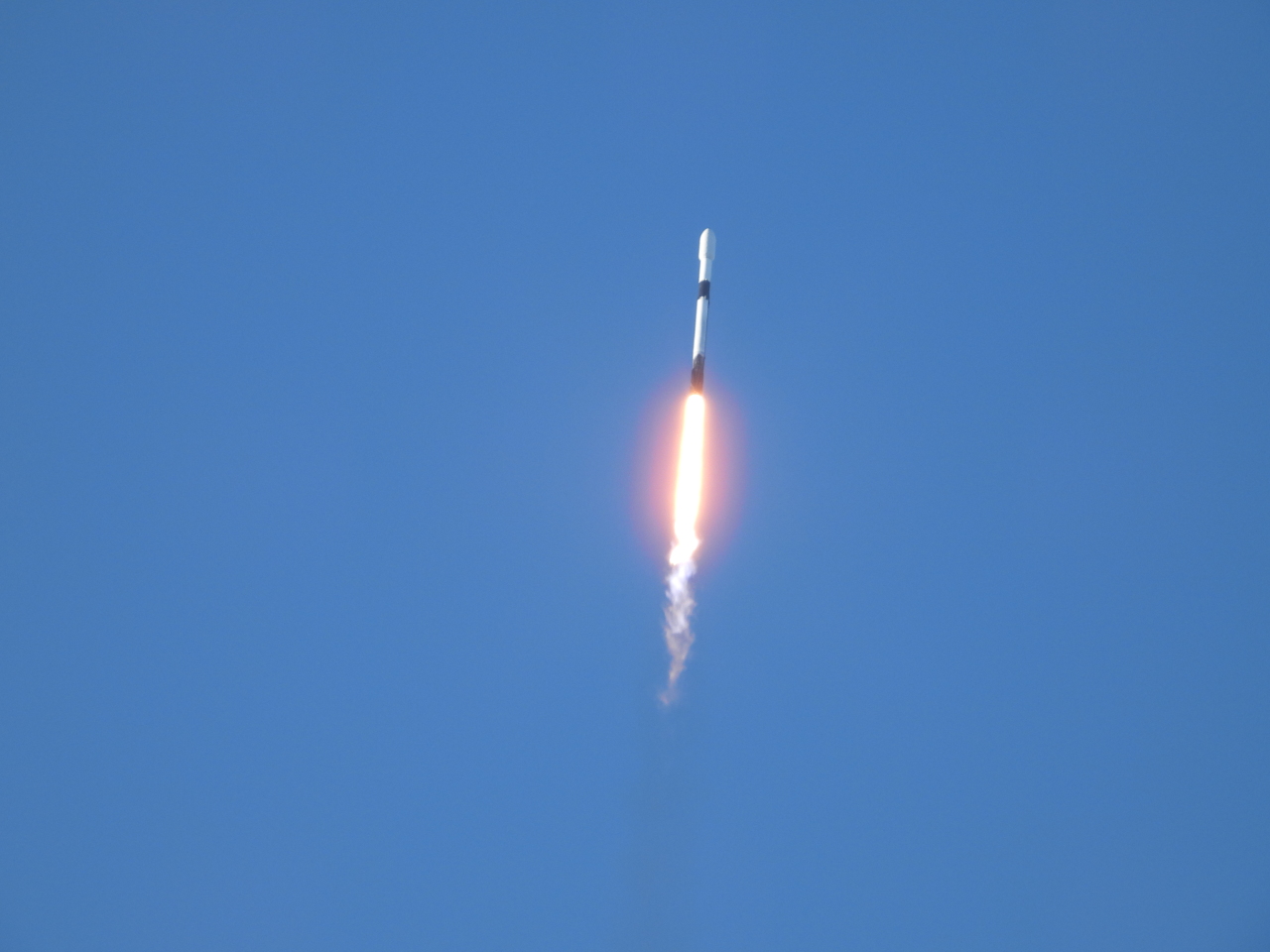 The SpaceX Falcon rocket carrying Danuri, South Korea’s first lunar orbiter, lifts off from Cape Canaveral Space Force Station in Florida at 8:08 a.m. on Friday, Korea time. (Joint Press Corps)