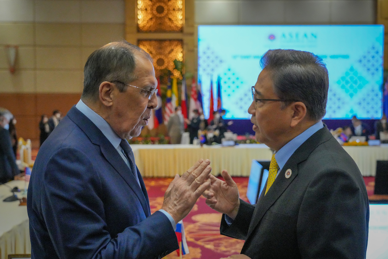 South Korean Foreign Minister Park Jin (right) speaks with his Russian counterpart Sergey Lavrov before the East Asian Summit, held as part of the series of ASEAN-related Foreign Ministers’ Meetings in Phnom Penh, Cambodia on Friday. (Yonhap)