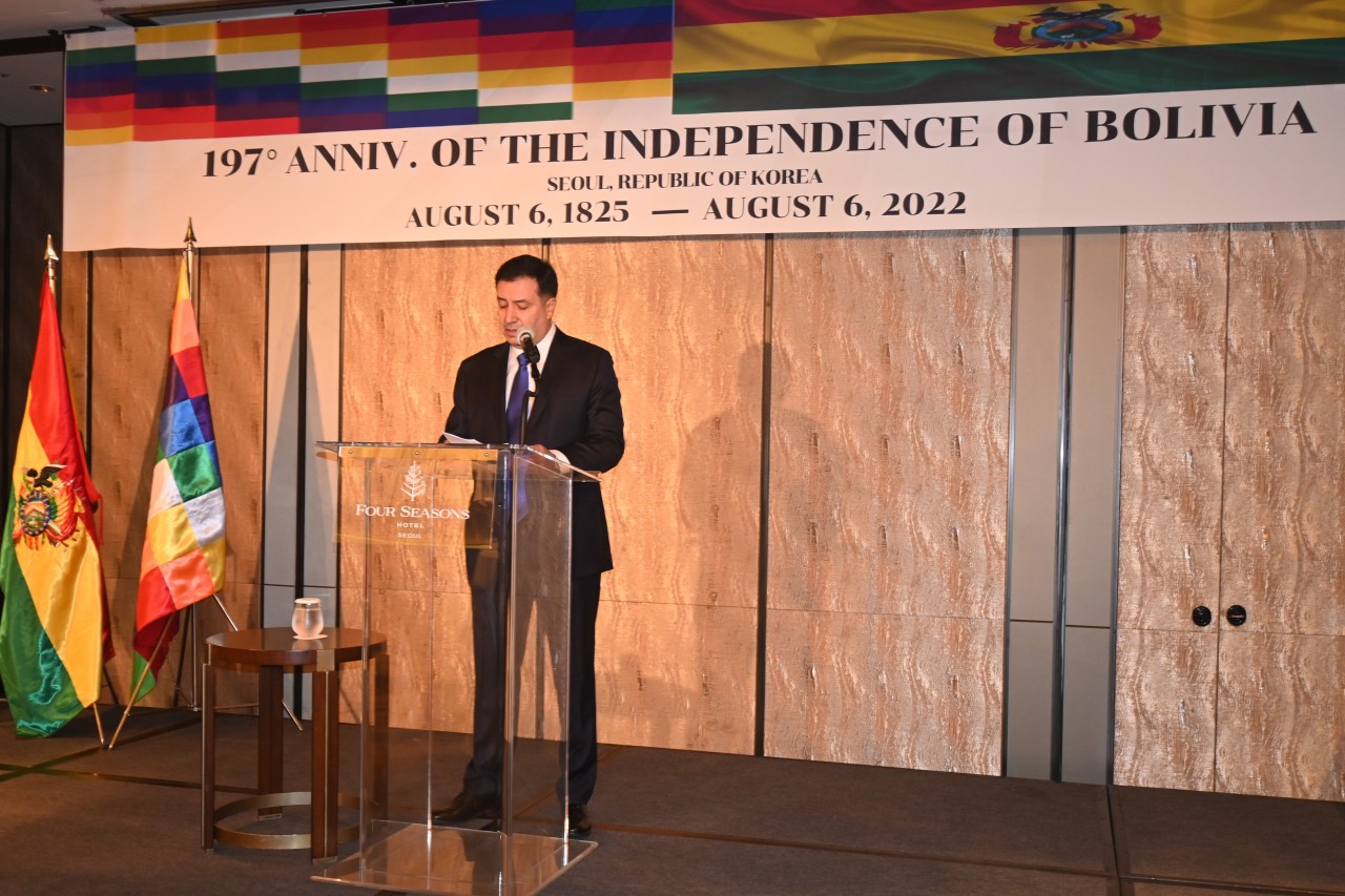 Bolivian charge d’affaires to South Korea Luis Pablo Sebastian Ossio-Bustillos welcomes guests and delivers opening remarks for Bolivia’s 197th Independence Day at the Four Seasons Hotel in Seoul on Aug. 5. (Sanjay Kumar/The Korea Herald)