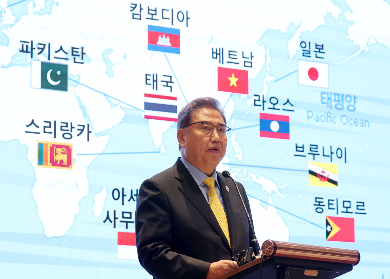 South Korean Foreign Minister Park Jin speaks to reporters in Phnom Penh on Friday. (Yonhap)