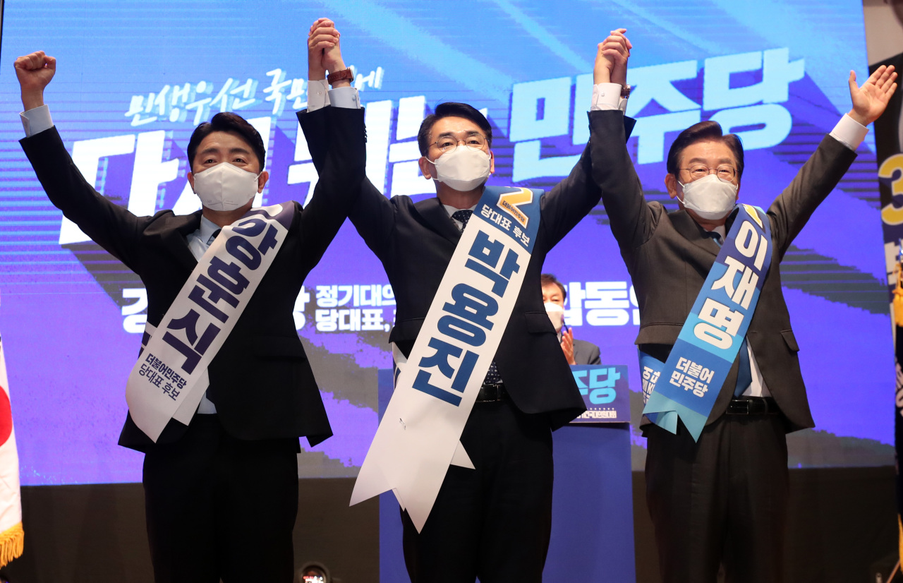 Candidates running for the main opposition Democratic Party's chairmanship pose during a joint speech session in the northeastern city of Wonju on Saturday, ahead of the Aug. 28 national convention. (Yonhap)
