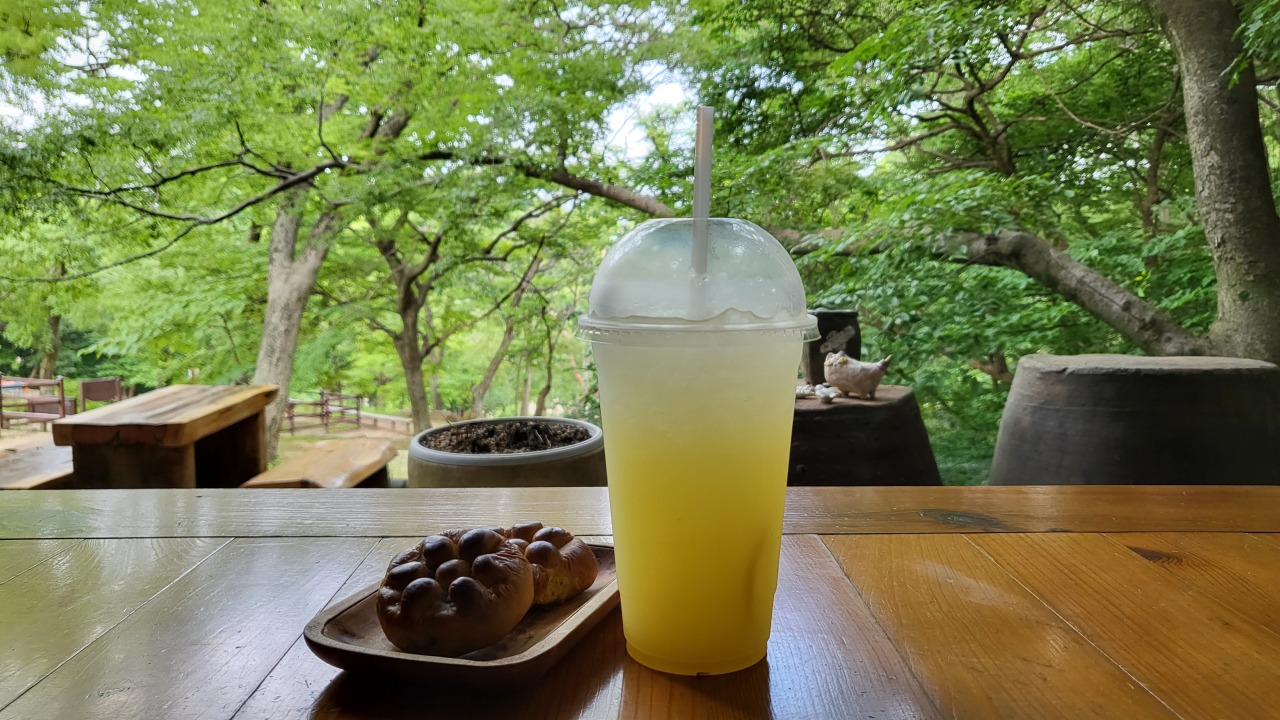 Yeonkkulppang and ginger lemon tea served at Jukrimdawon (Kim Hae-yeon/ The Korea Herald)