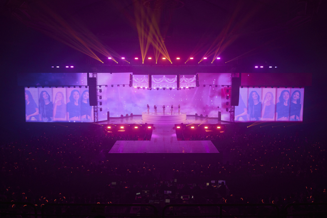 Girl group Itzy performs during its first world tour, “Checkmate,” in Seoul on Sunday. (JYP Entertainment)